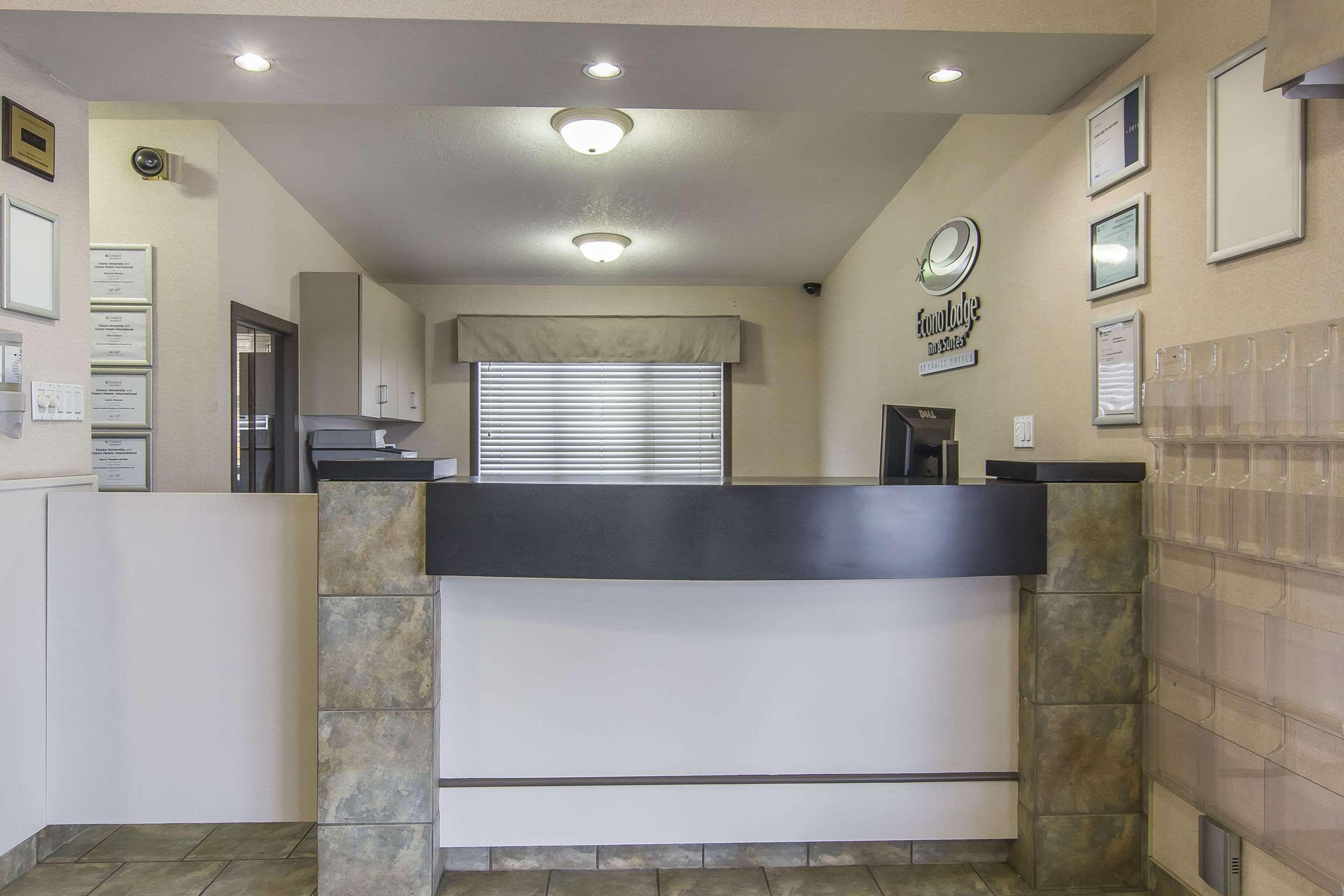 Econo Lodge Inn&Suites Lethbridge Esterno foto