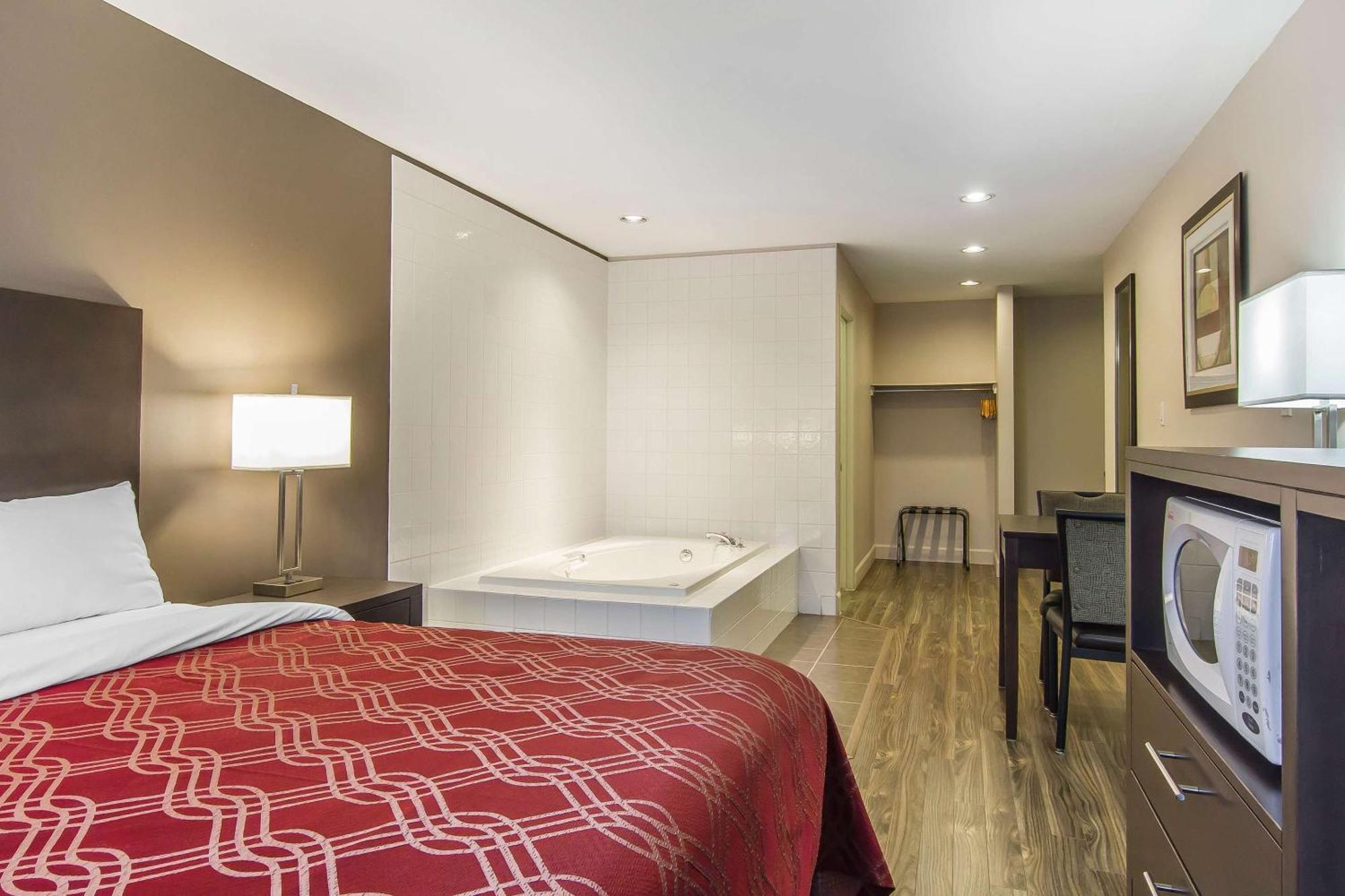 Econo Lodge Inn&Suites Lethbridge Esterno foto